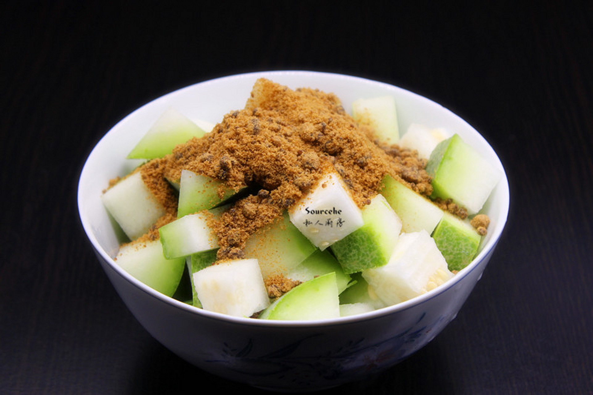 一杯实惠的冬瓜柠檬茶不仅冰爽开胃好喝,还能祛湿,解暑,提供食欲.