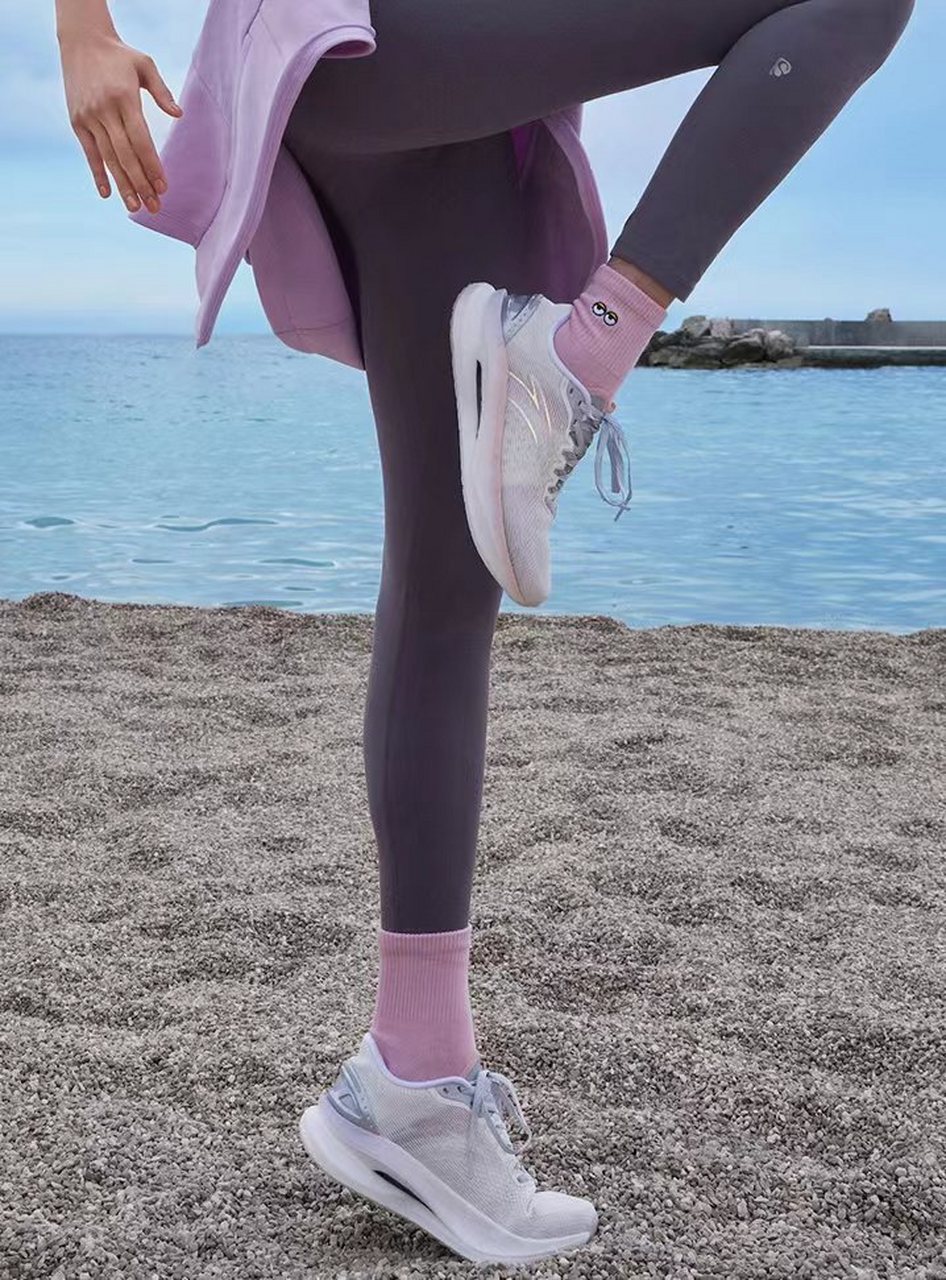 咱就是说#关晓彤的身材线条# 是在整个身材届都很炸裂的程度啊.