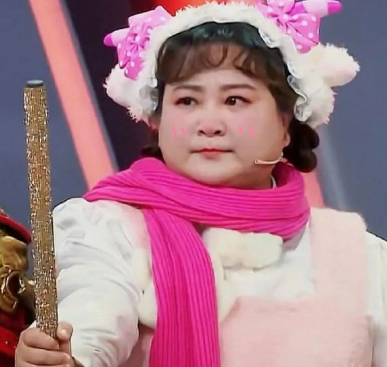 贾玲瘦了 近日,有网友拍到将近40岁的贾玲变瘦了,不知道是黑色衣服