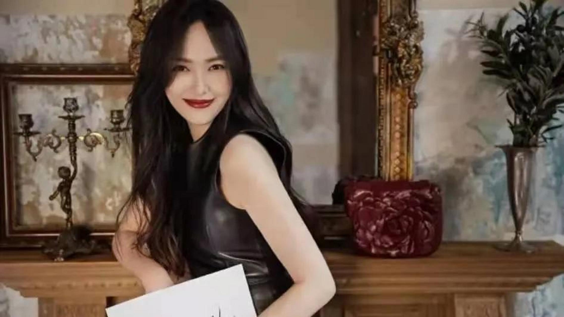 gif创作人# 唐嫣晒女儿背影照 6月1日,唐嫣发文祝自己的女儿和全国的