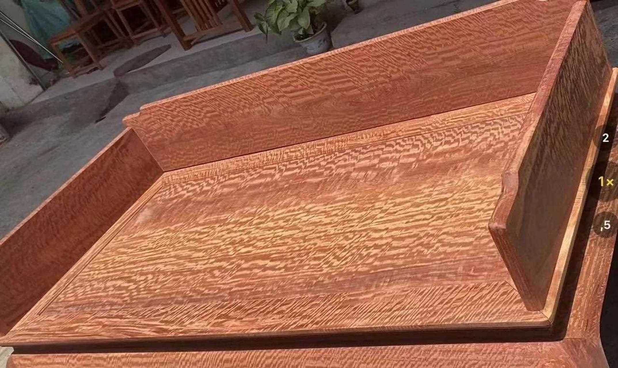 大果紫檀独特的水波纹,独板的品性,均匀的色泽,是无可替代的水波纹