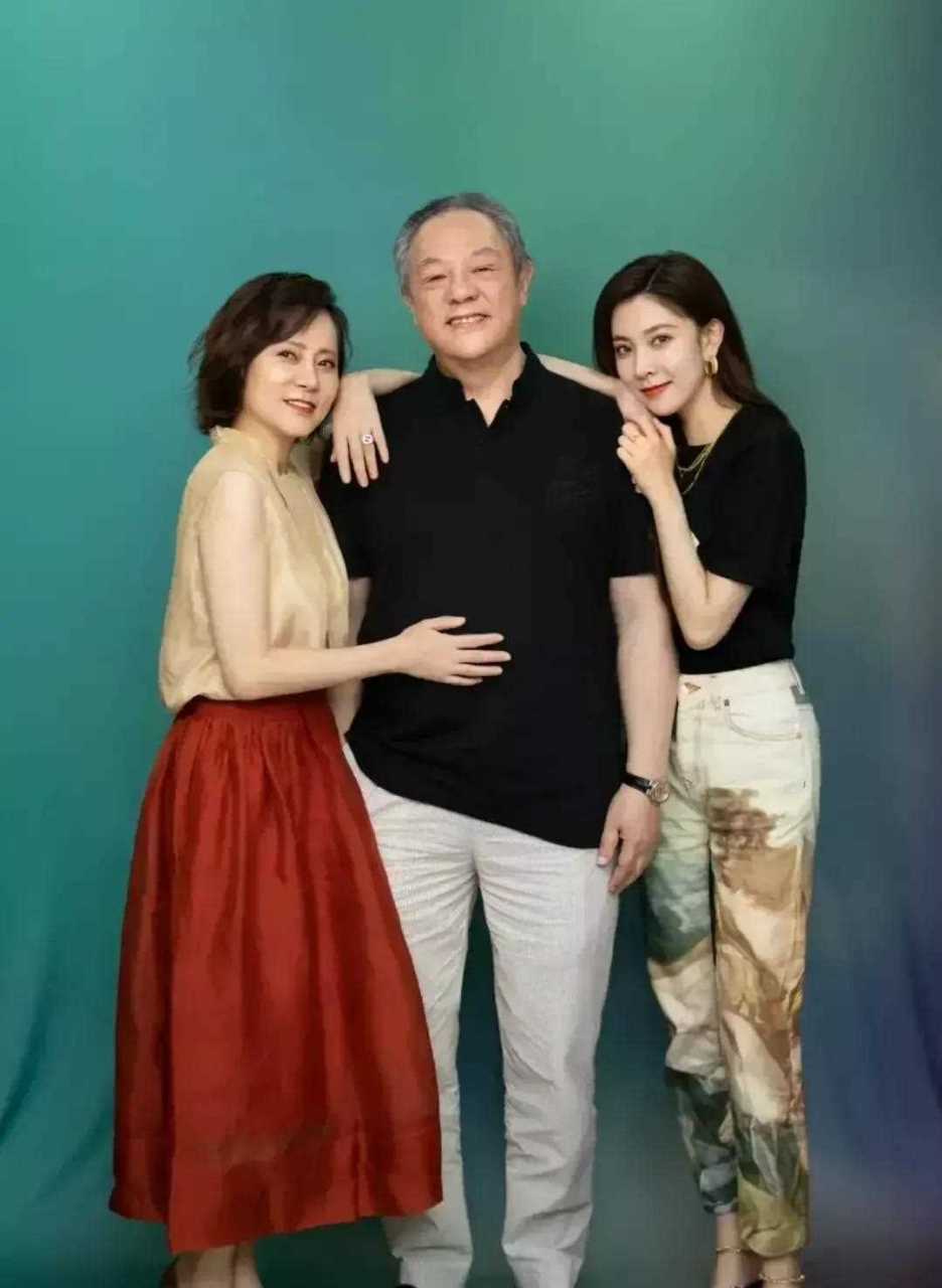 演员宋妍霏罕见晒出一家三口的全家福,宋妈妈的颜值太惊艳了,和女儿