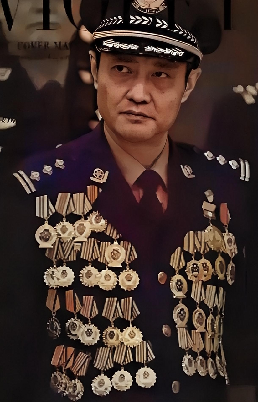 他的名字叫程鹏,是人民警察,警服上装饰着勋章,眼神犀利,正气凛然,不