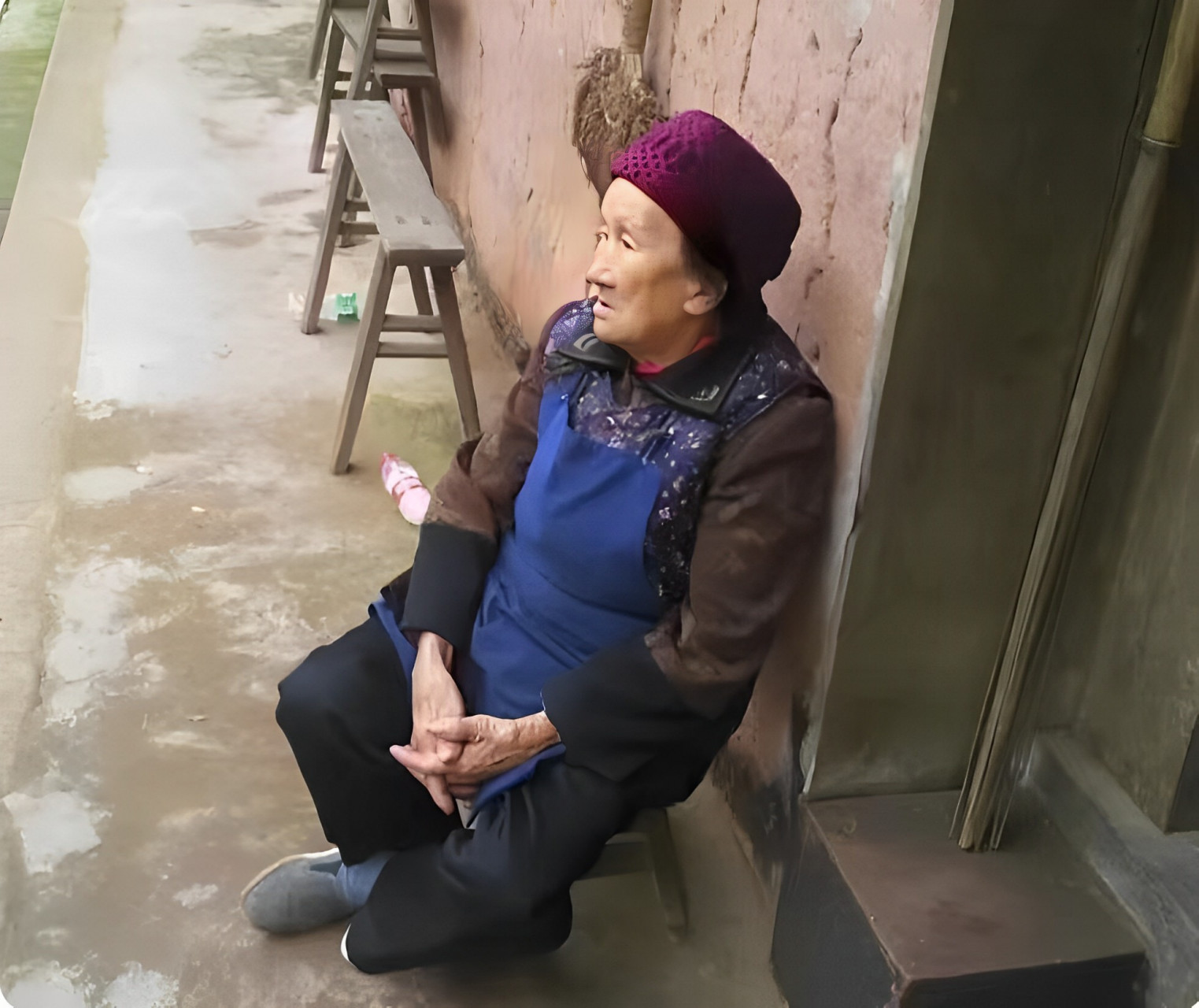 1955年,19岁的刘国江来到寡妇的家中,主动提出要帮忙干重活.