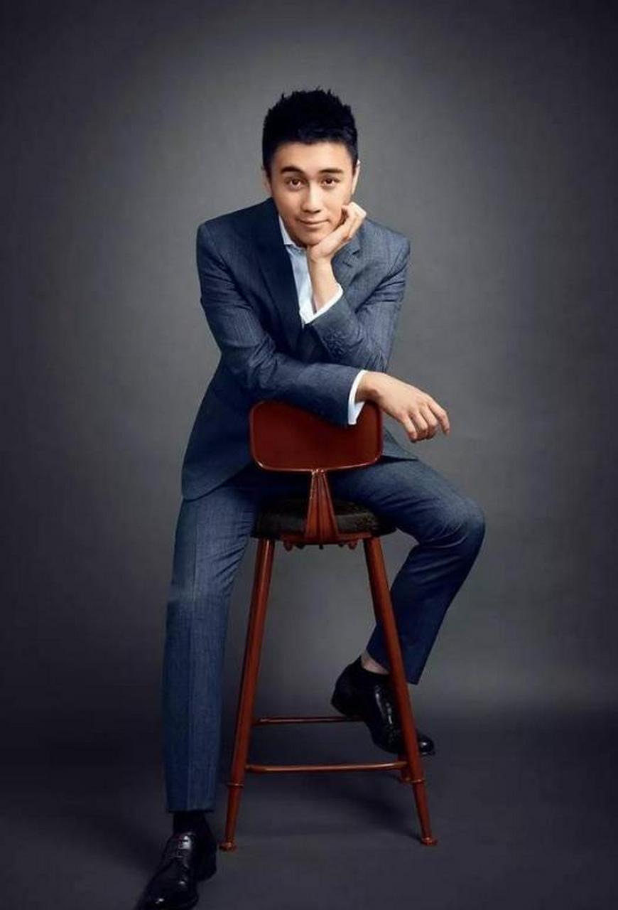 赌王之子何猷君继承了父亲的几百亿资产,但面对他人的玩笑"小矮人""