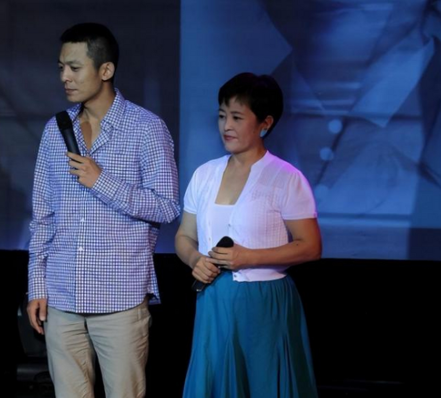 在一档节目里,朱明瑛的儿子王珏突然说自己想要帮妈妈征婚,希望妈妈能