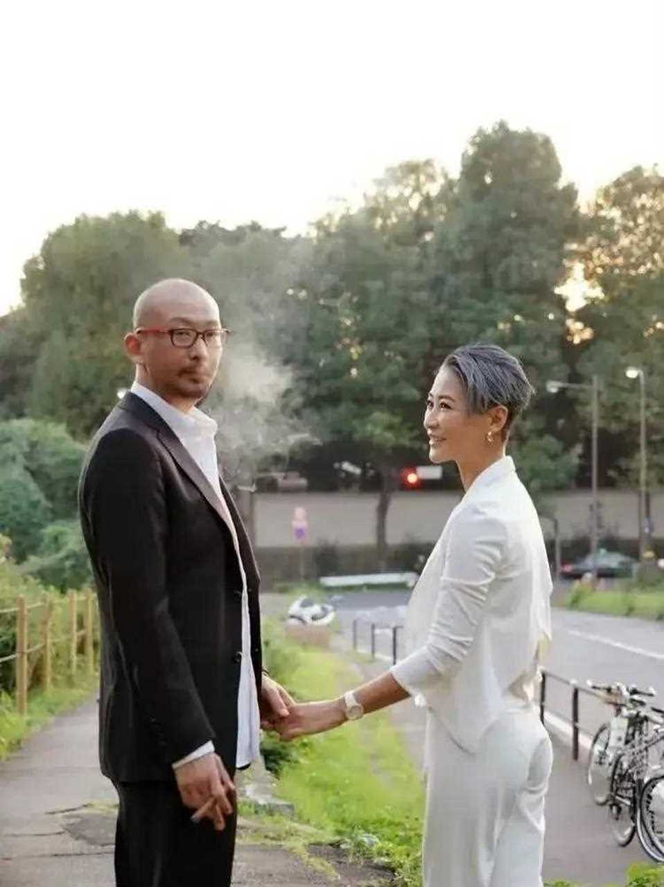[大哭] 梁静昔日与老公管虎icon一组街拍照片,真是太帅气了,干恋哪