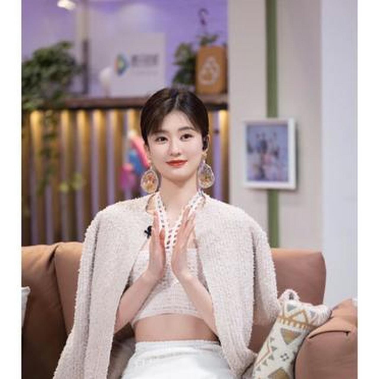 乔欣上综艺节目穿得还挺美,穿针织开衫内搭白色针织抹胸,下装搭配白色