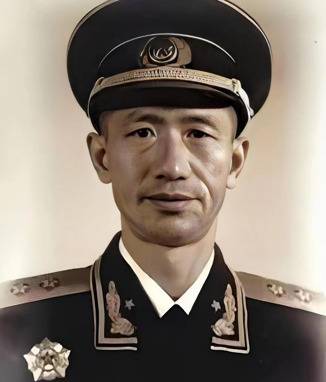 1949年,周希汉将军终于晋升为军长,这是对他出色才干的肯定.