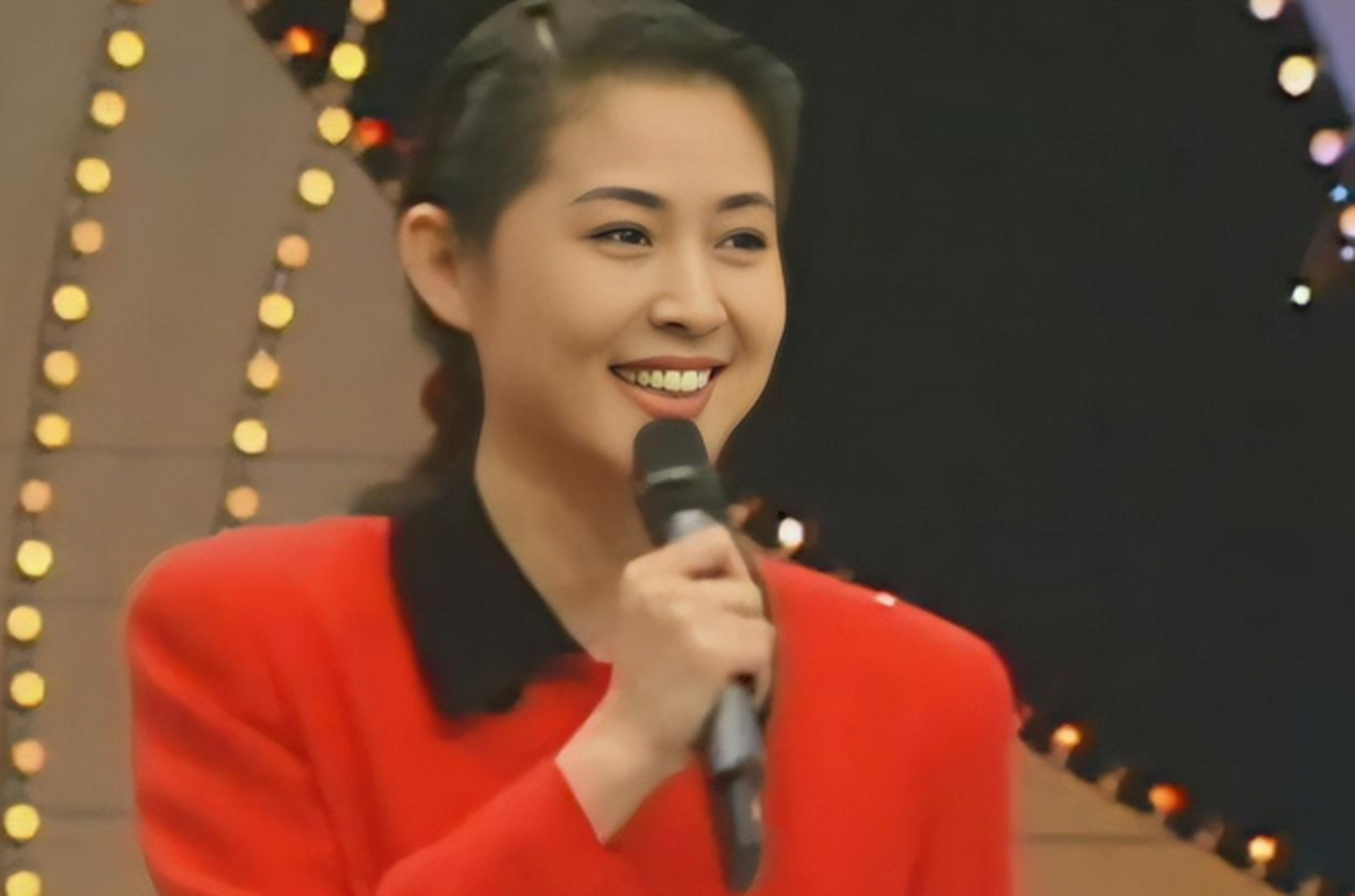 从综艺大观到春晚,她成为一代人记忆中的著名主持人,在外人看来,她有