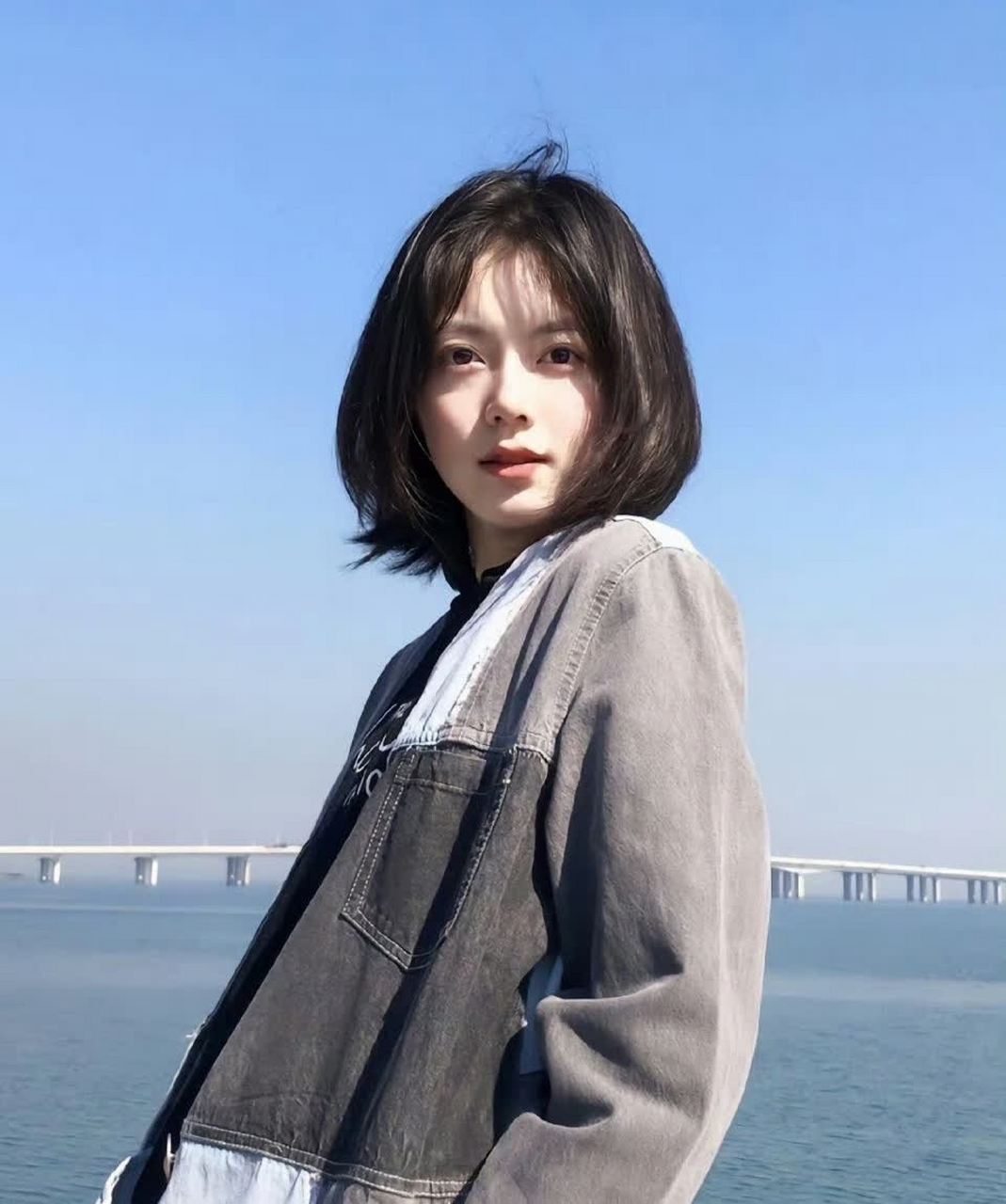 集合了赵今麦的短发和迷人的大眼睛,整个人看起来俏皮又可爱.