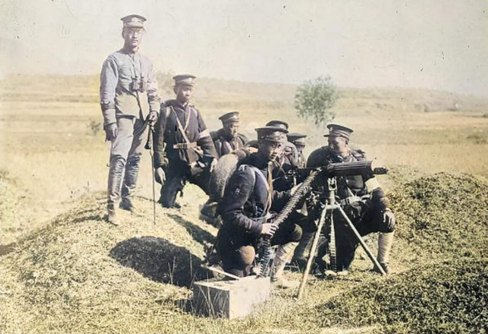 一支清军士兵展示了最新的马克沁机枪,这种武器的装备十分强大,甚至比