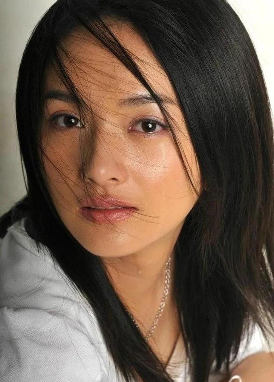 漂亮的女演员李依玲