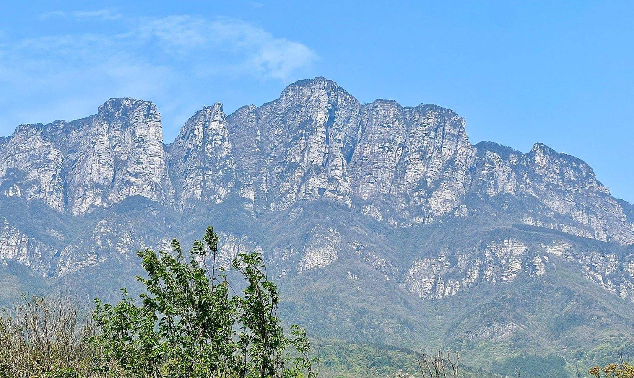 横看成岭侧成峰,远近高低各不同  庐山真景