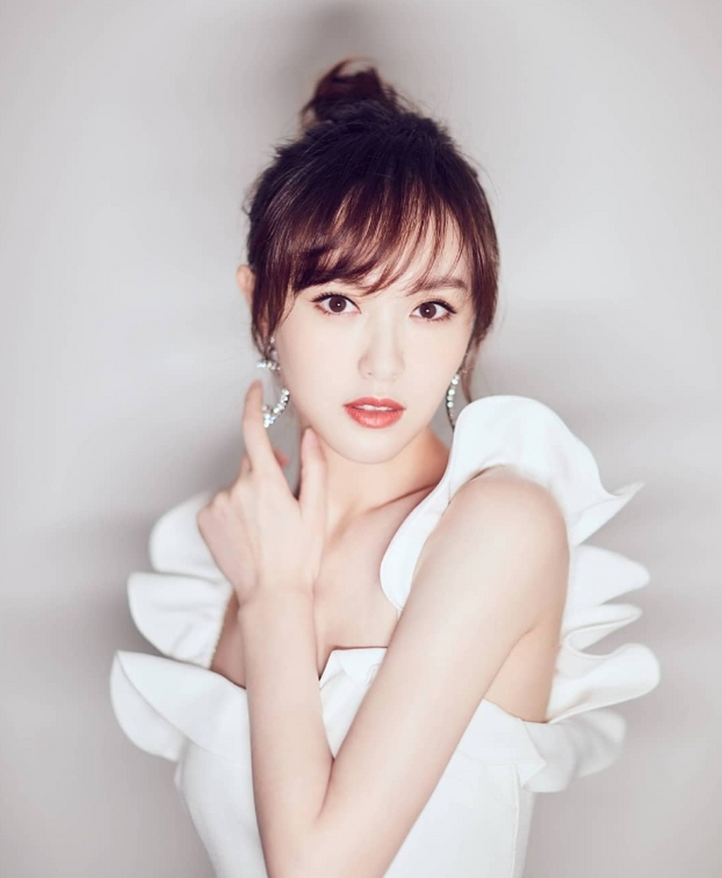 曲线优美,性感迷人的#唐嫣# 甜美优雅,妩媚端庄,香肩玉背,美艳绝伦.