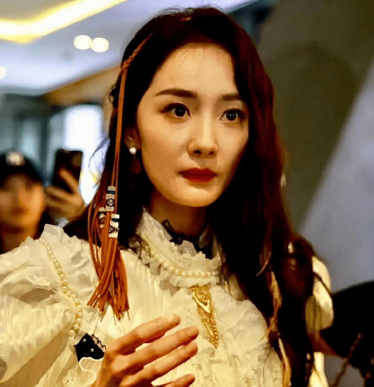 杨幂被怼脸拍还直接晒出来!面中凹陷又变回方脸了,而且还上年纪.