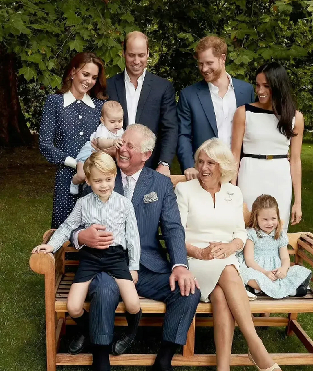 乔治六世和查尔斯三世的全家福截然不同.