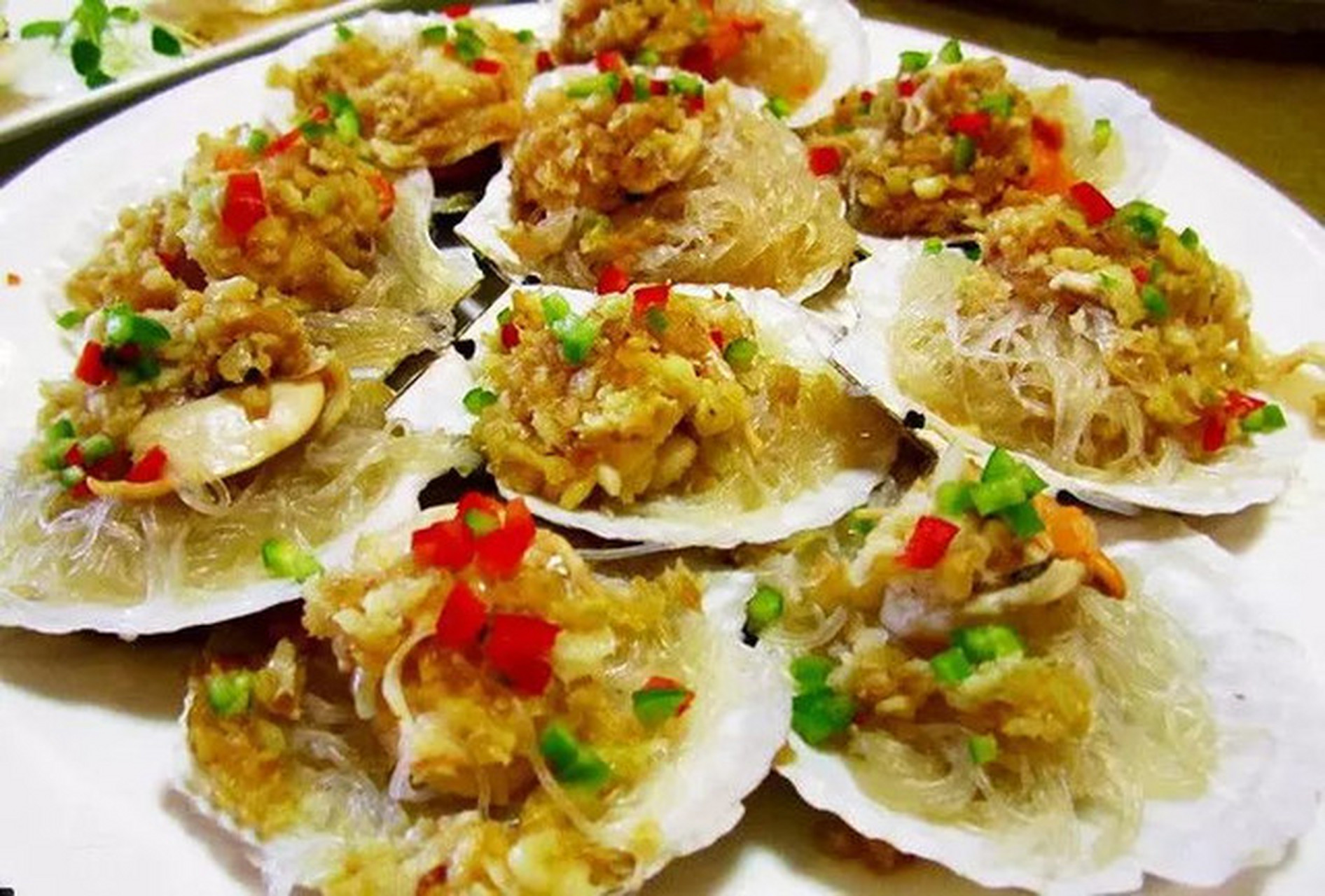 清蒸灯笼鲍鱼是辽宁大连的特色美食菜.