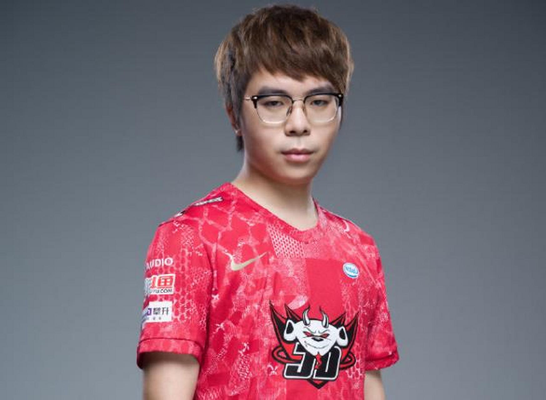 大年三十前一天,jdg辅助绿毛发了一条微博,内容是:集什么五福,来4个