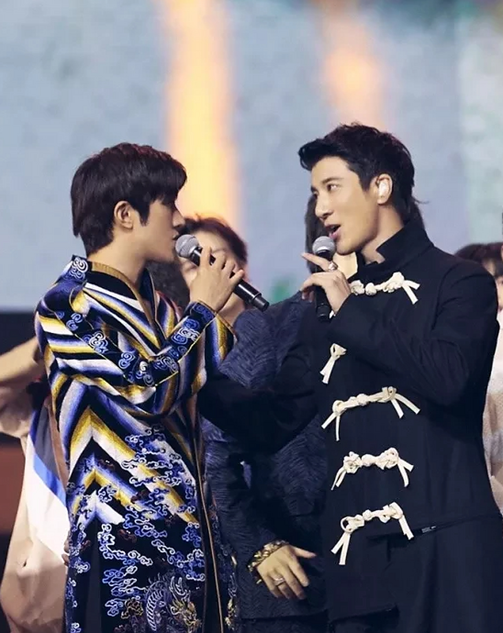 当王力宏遇上李治廷,两人同穿中式礼服,相貌堂堂,颜值相当,长得又像