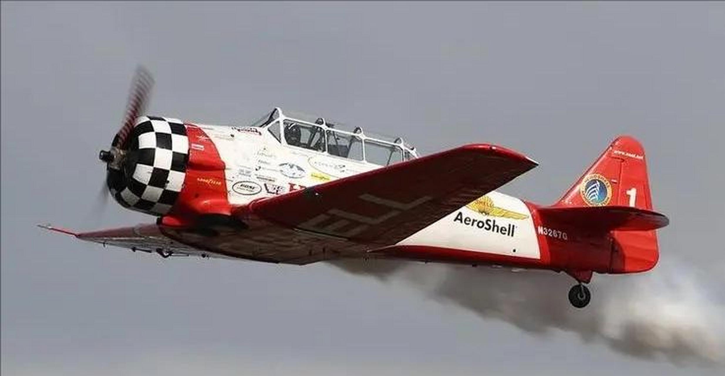 黄纲存是山东省夏津县人,原本为国民党空军军校的飞行教官,但