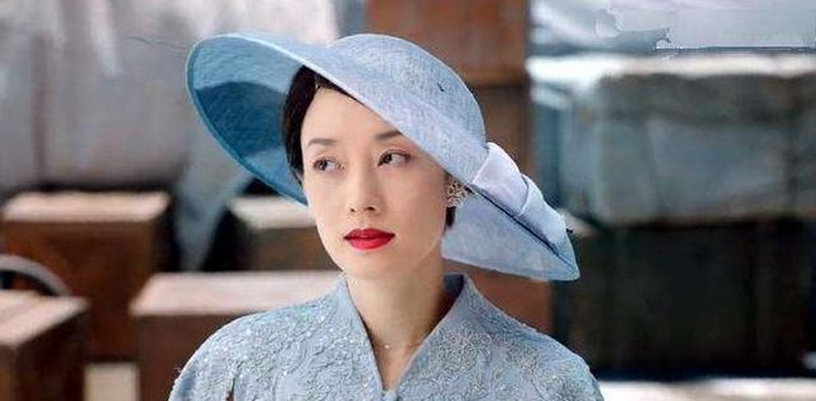 在《旗袍美探》剧里面,马伊琍饰演的是一位留学归来的"名媛"角色,家境