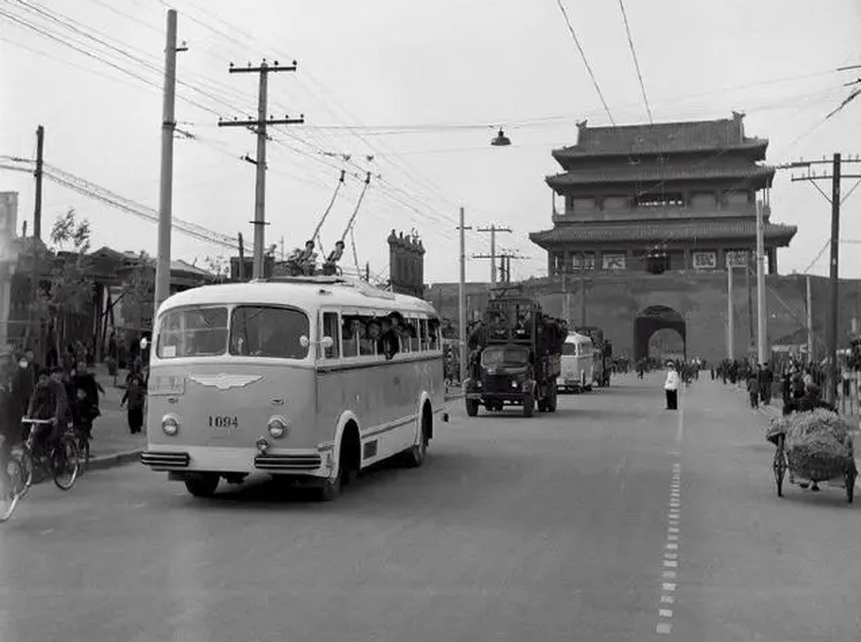 上世紀50年代北京安定門城門前一帶的城市街景.