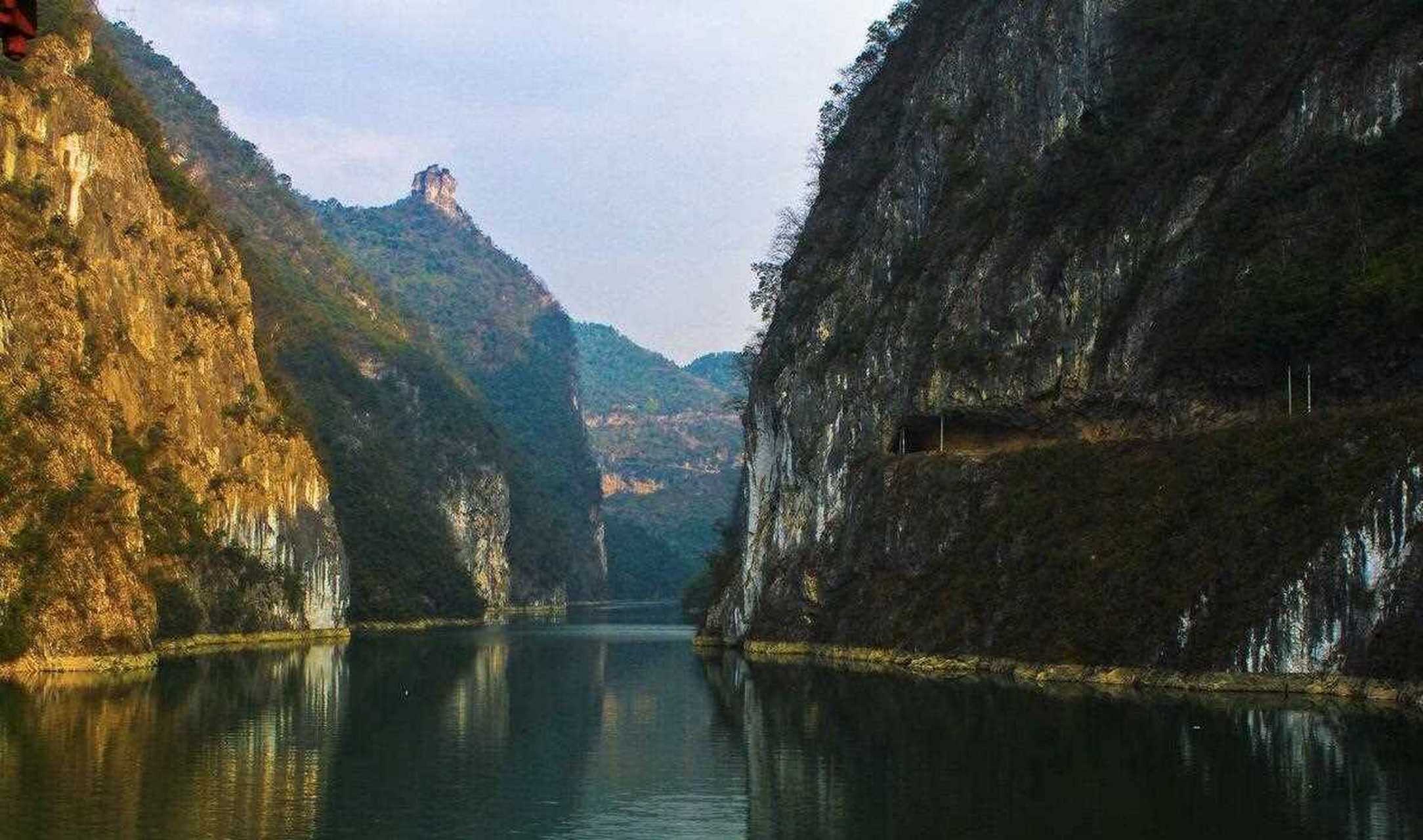 酉阳阿蓬江大峡谷,幽深的峡谷,急流险滩,丰富的植被和罕见的巨型间隙