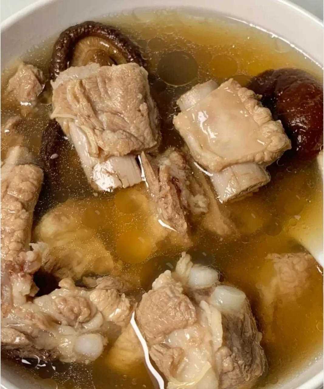 奶奶今晚煲了香菇干贝排骨汤,好好喝呀!