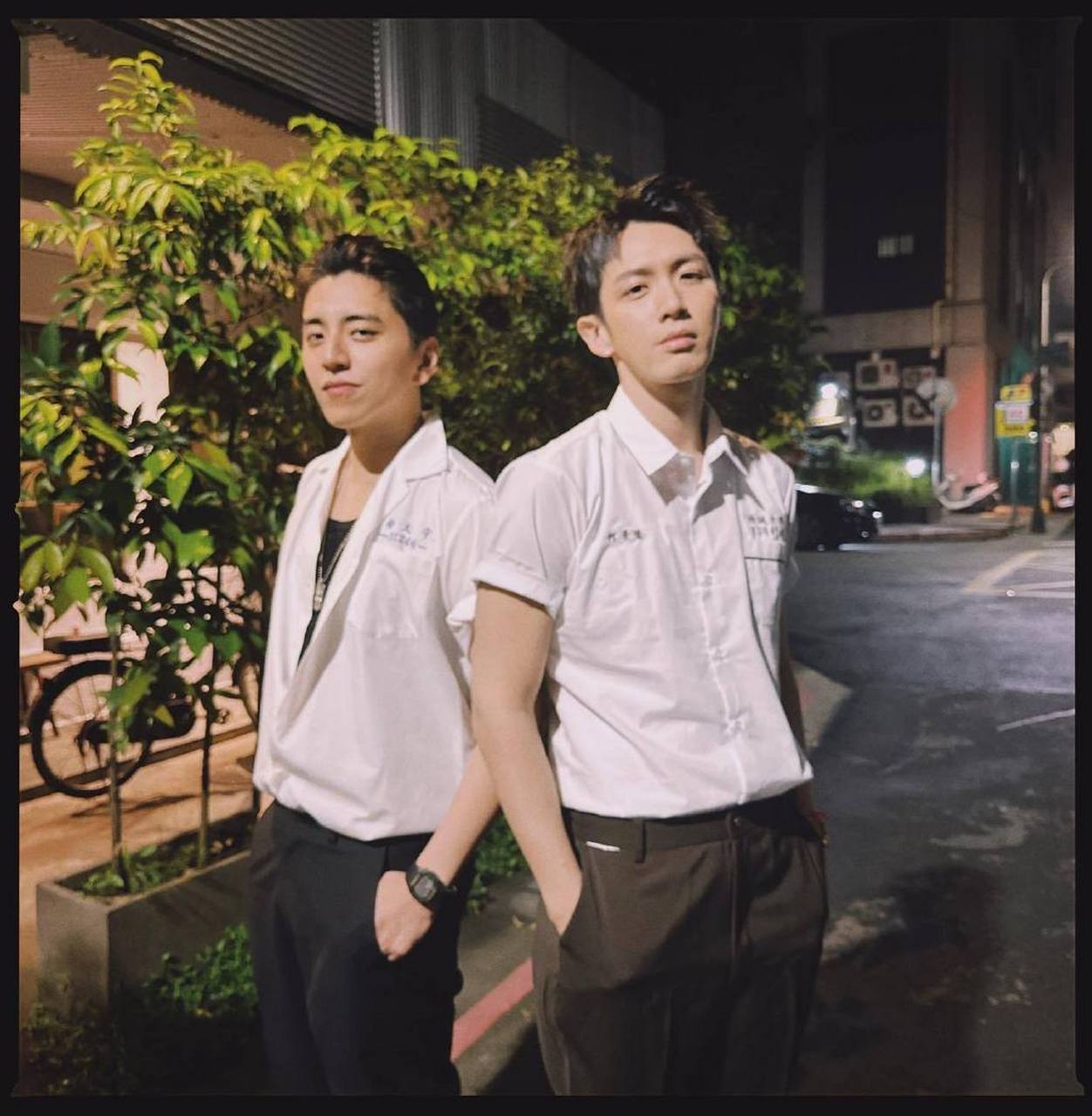 柯震东分享和王大陆合照庆祝22年友情,两人各自穿上在电影《那些年