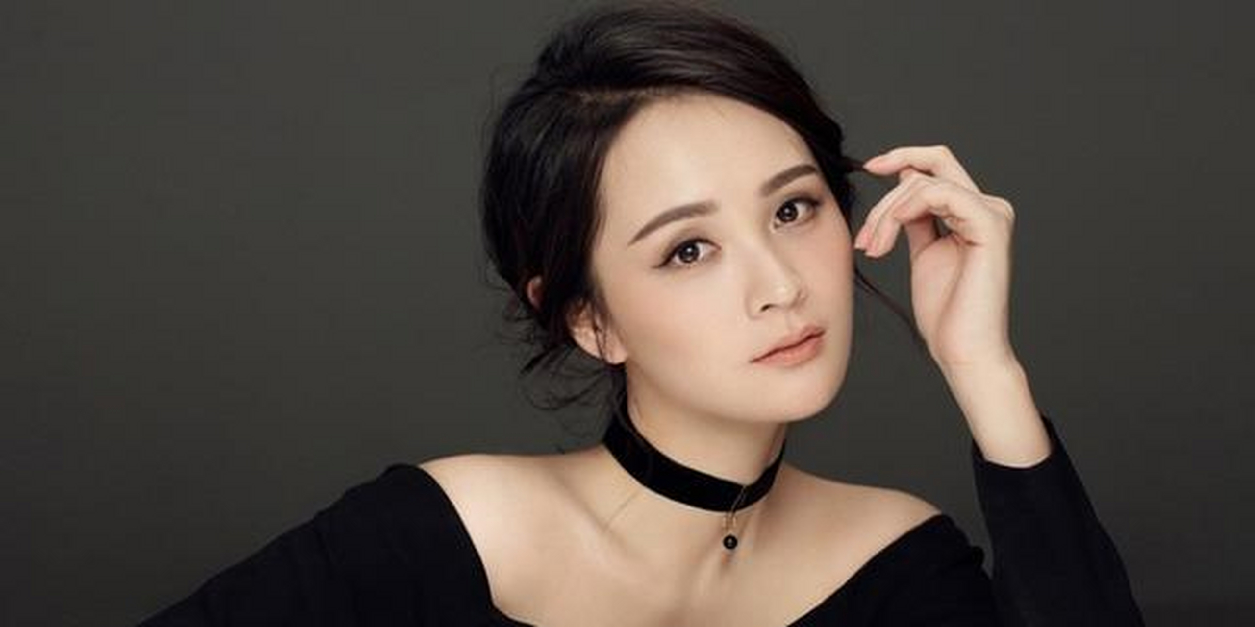 邓莎这个人会让我们感觉有些不太舒适,说她是个演员吧但她的表演对