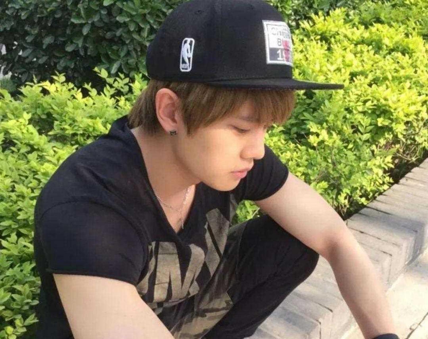 没想到任嘉伦也有非主流的时期,但是丝毫没有阻挡他的帅气啊.