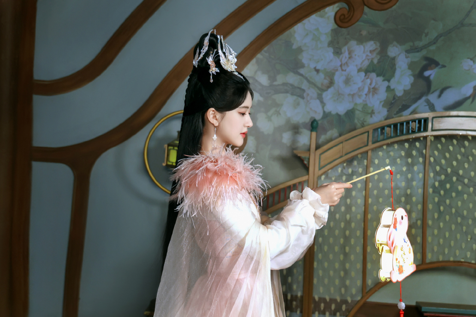 赵露思#  赵露思元宵节写真,一袭古风装,好优雅好美丽,祝大家节日