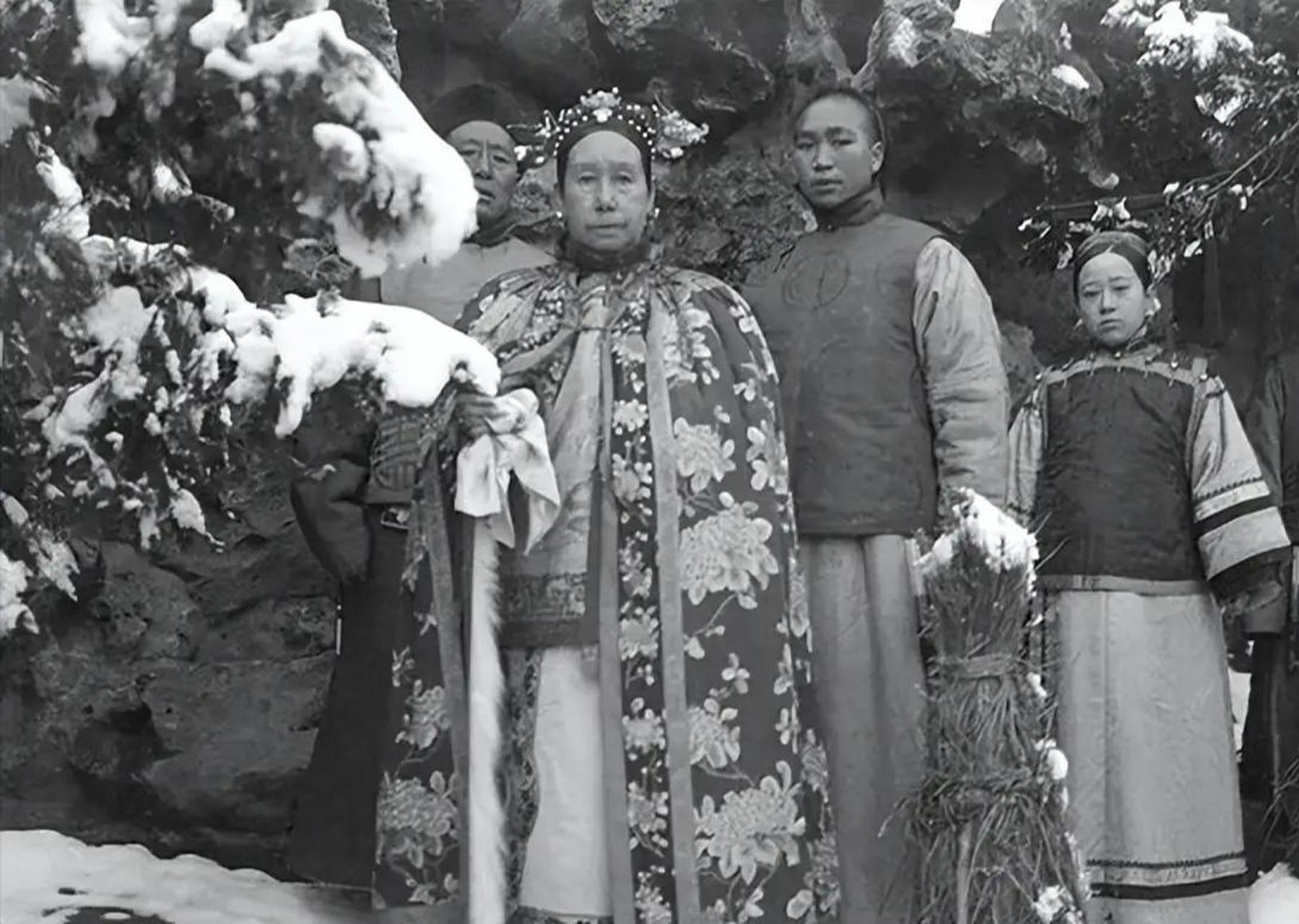 1888年,53岁的慈禧太后鸾架被那尔苏骑的马冲撞,慈禧正要问罪,抬头