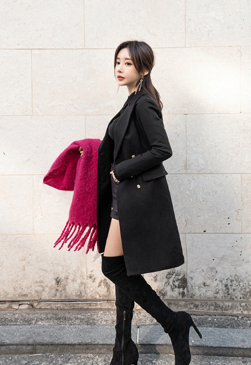 孙允珠一身黑色长大衣,搭配黑色过膝长筒靴,显得皮肤更加白皙