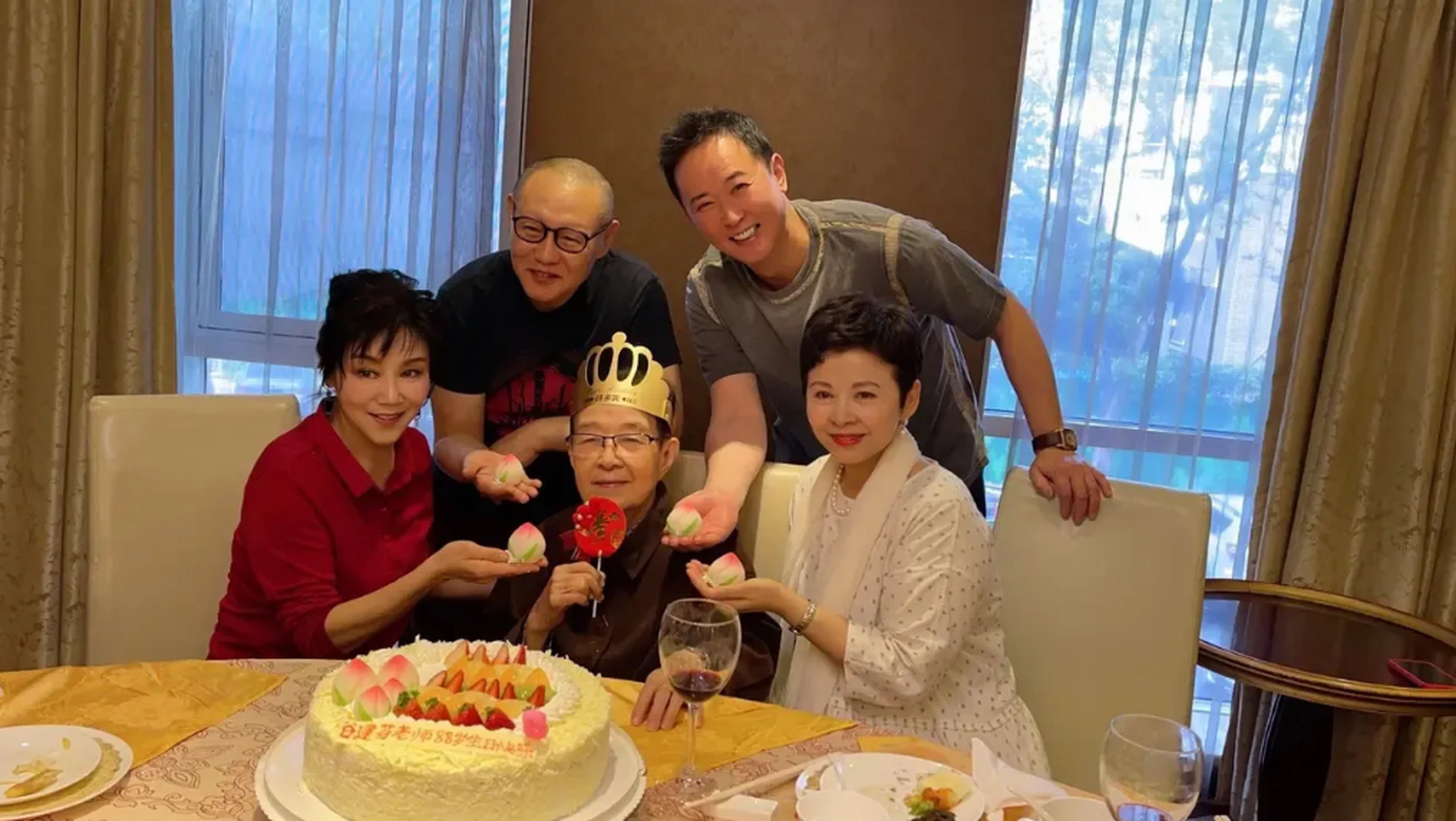 说的就是女人年龄大了还不显老,不少明星都是这样,比如歌手董文华最新