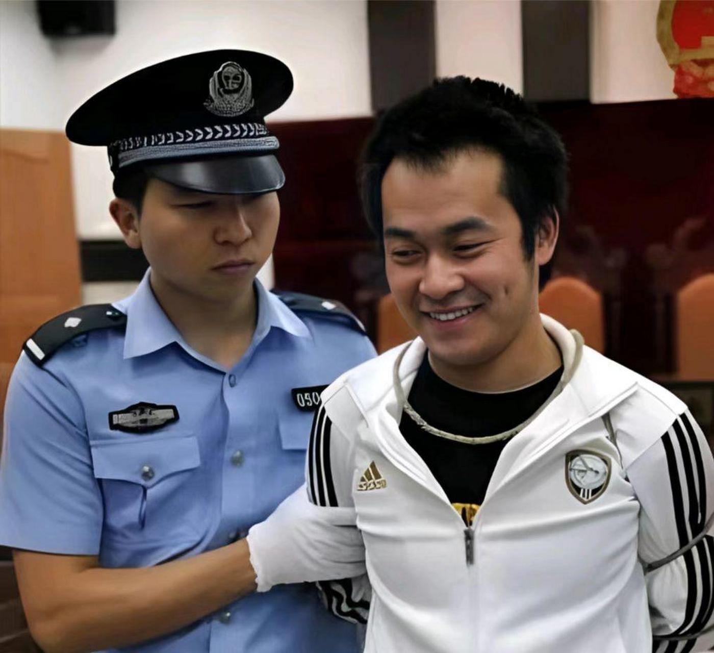 2012年,林文东受审现场,即将被押上刑场执行死刑.