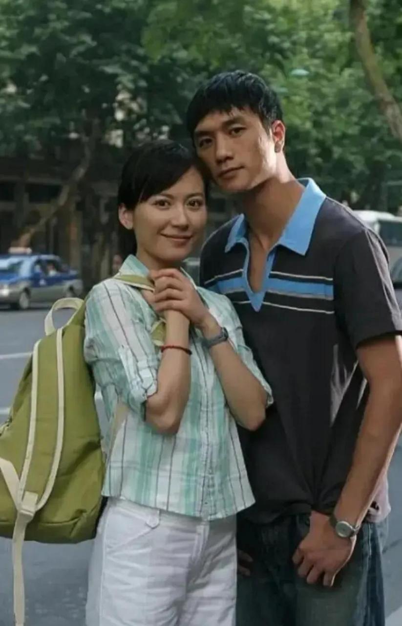 在20年前,俞飞鸿和黄觉曾合影留念,当时的她年轻美丽,容颜端庄,展现着
