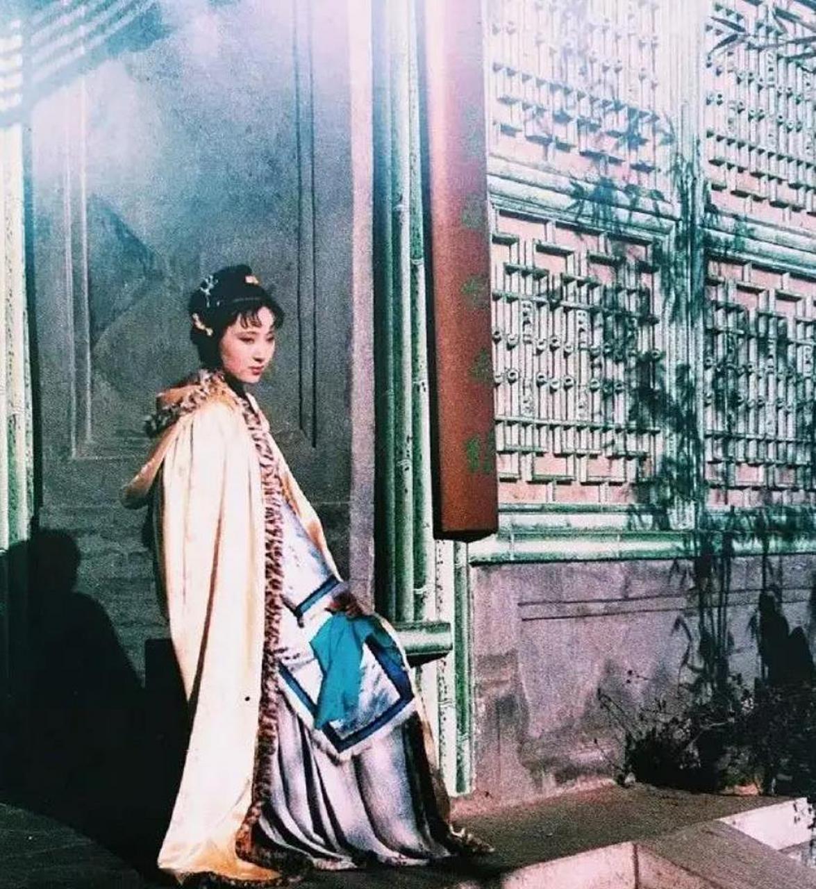 陈晓旭未出生时,她母亲做过一个梦,梦到一个老头告诉她,你肚子里怀着