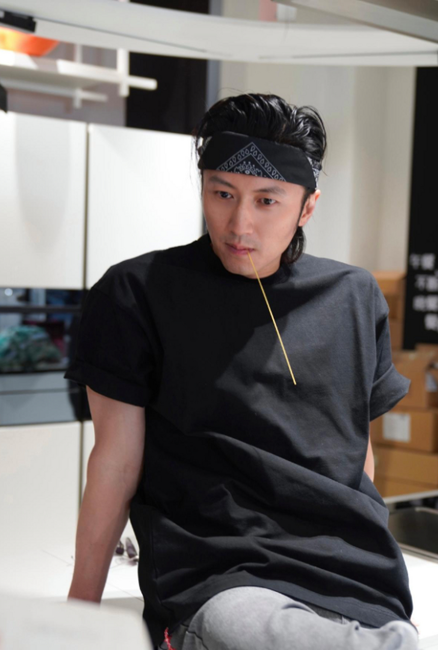 42岁的谢霆锋年轻帅气有活力,难怪深得王菲心.