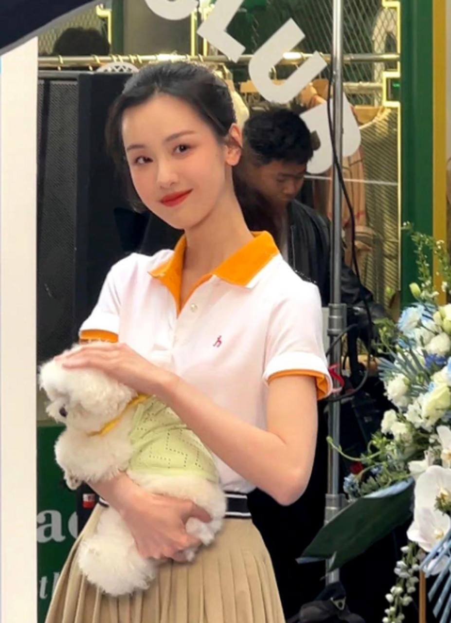 陈都灵参加活动生图,又白又瘦又美,这颜值真让人羡慕.