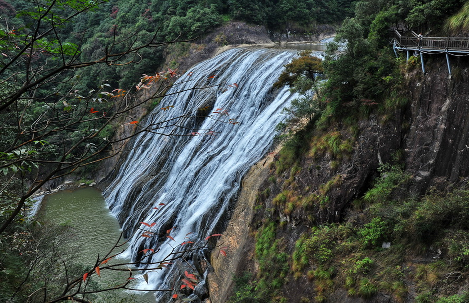 宁鲤鱼溪·九龙漈旅游区,位于福建省宁德市周宁县七步乡东南方向,是以