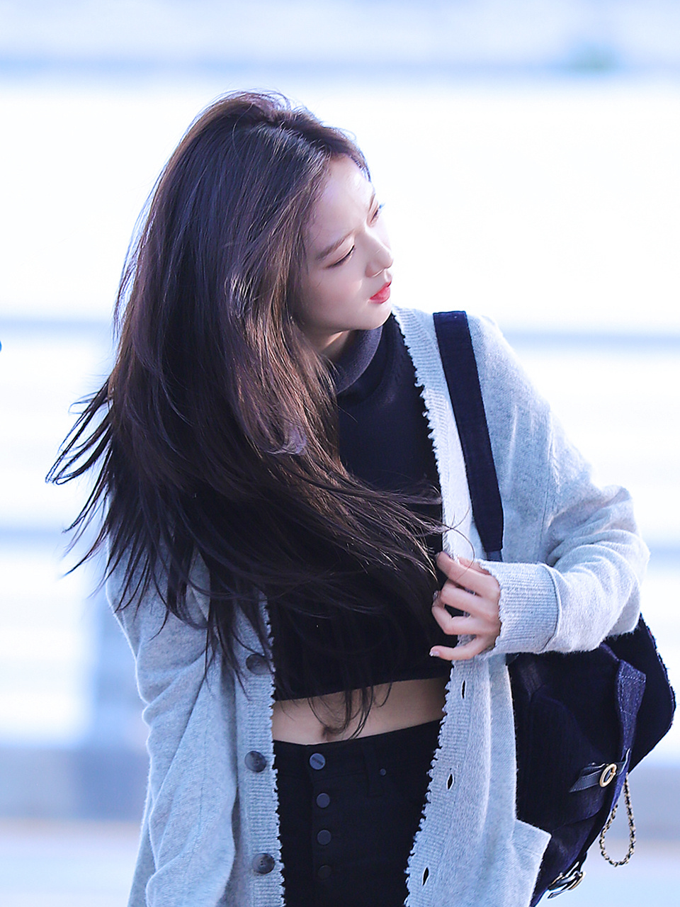 kimjisoo金智秀机场私服 秋冬针织开衫搭配 简单的开衫 黑色紧身裤