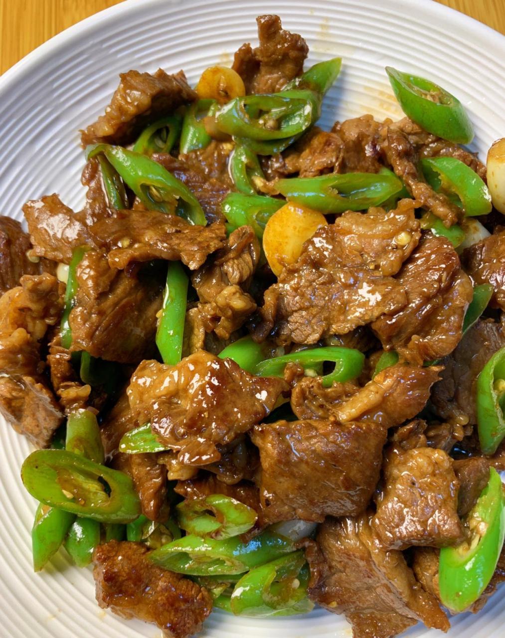 今天来分享巨巨巨香的青椒炒牛肉 鲜嫩多汁的牛肉, 微微带点辣味的
