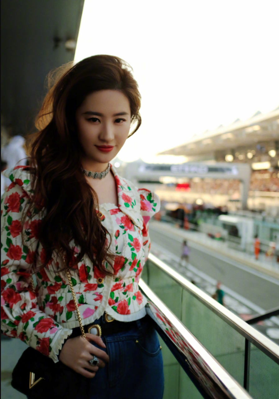 配上牛仔裤,还是那个青春靓丽的神仙姐姐 #刘亦菲体验阿布扎比代言人