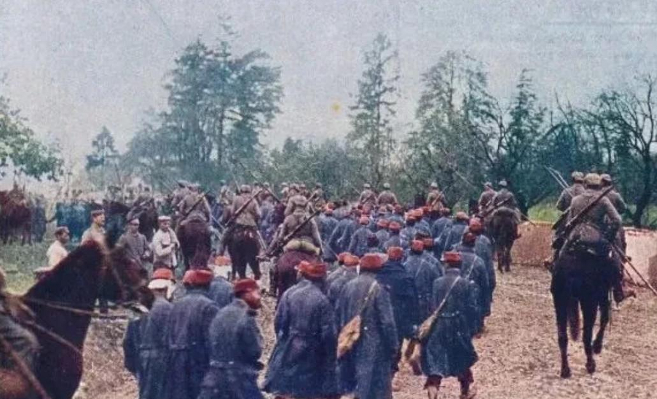 1914年,骑马巡逻的法国龙骑士,在机枪和坦克没出现之前,枪骑兵就是王