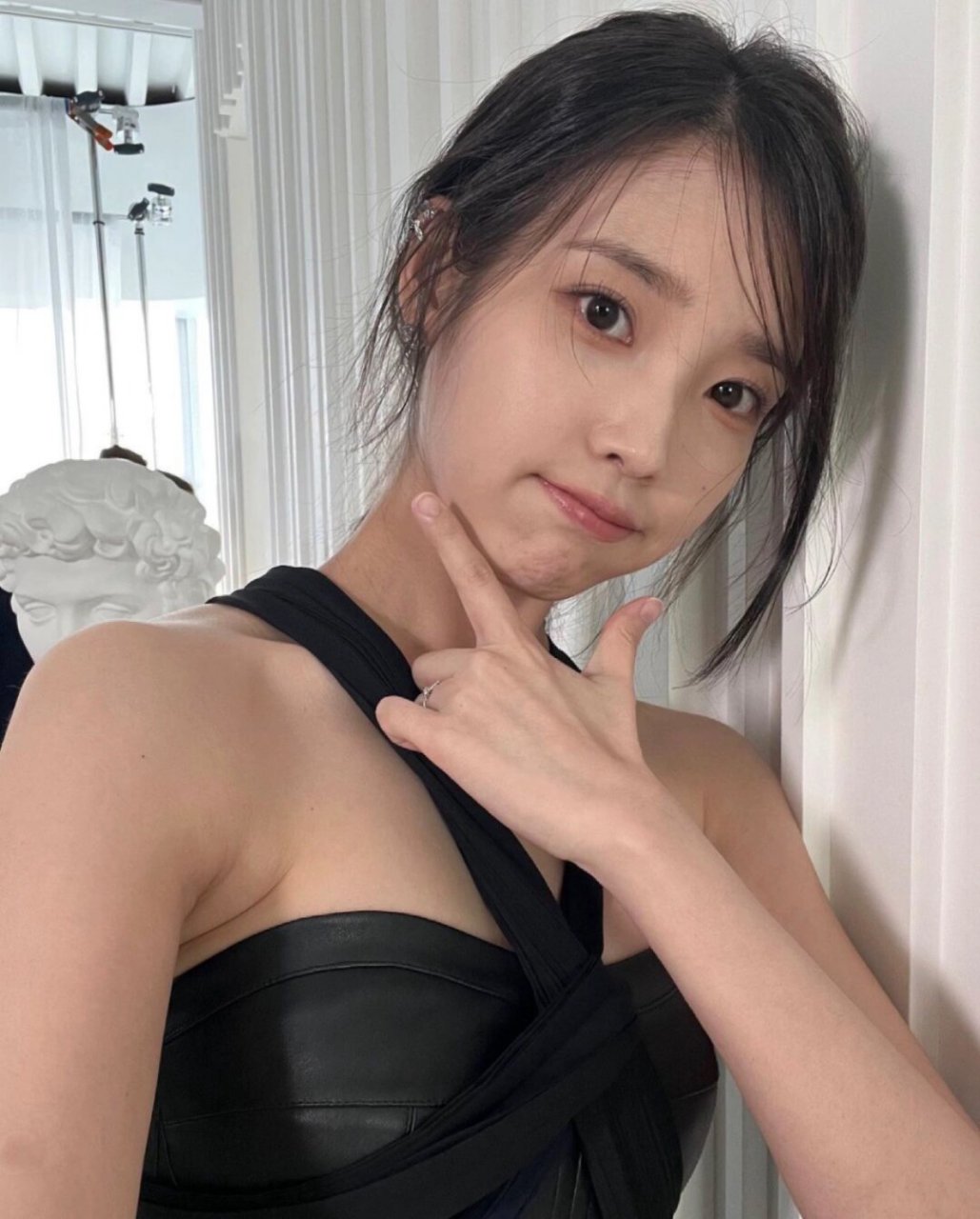 iu新自拍令人惊艳,妆容如下: 眉毛细长,有清晰眉峰,注重毛流感但不