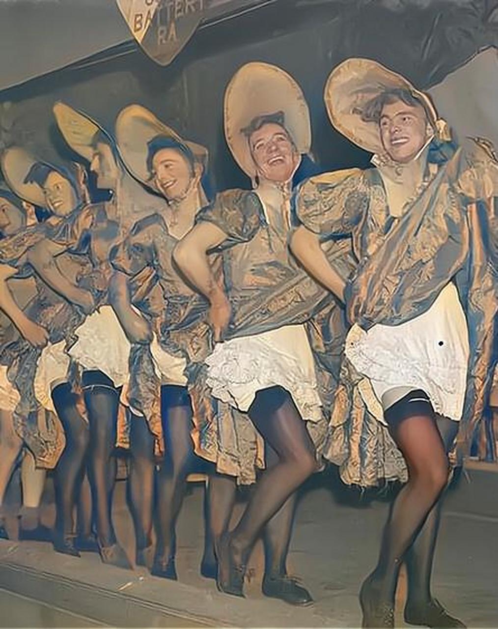 照片中是穿上女装和丝袜后的英国大兵们