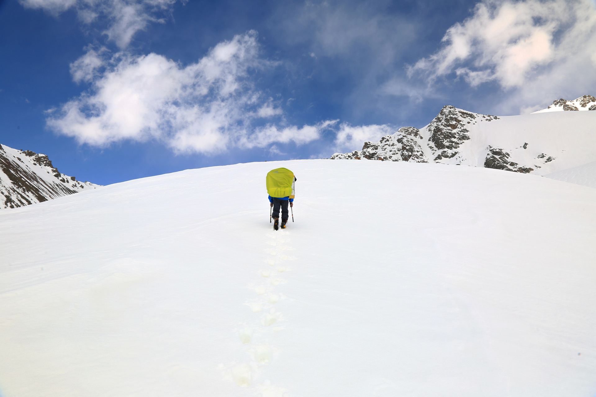 攀登雪山图片 壁纸图片