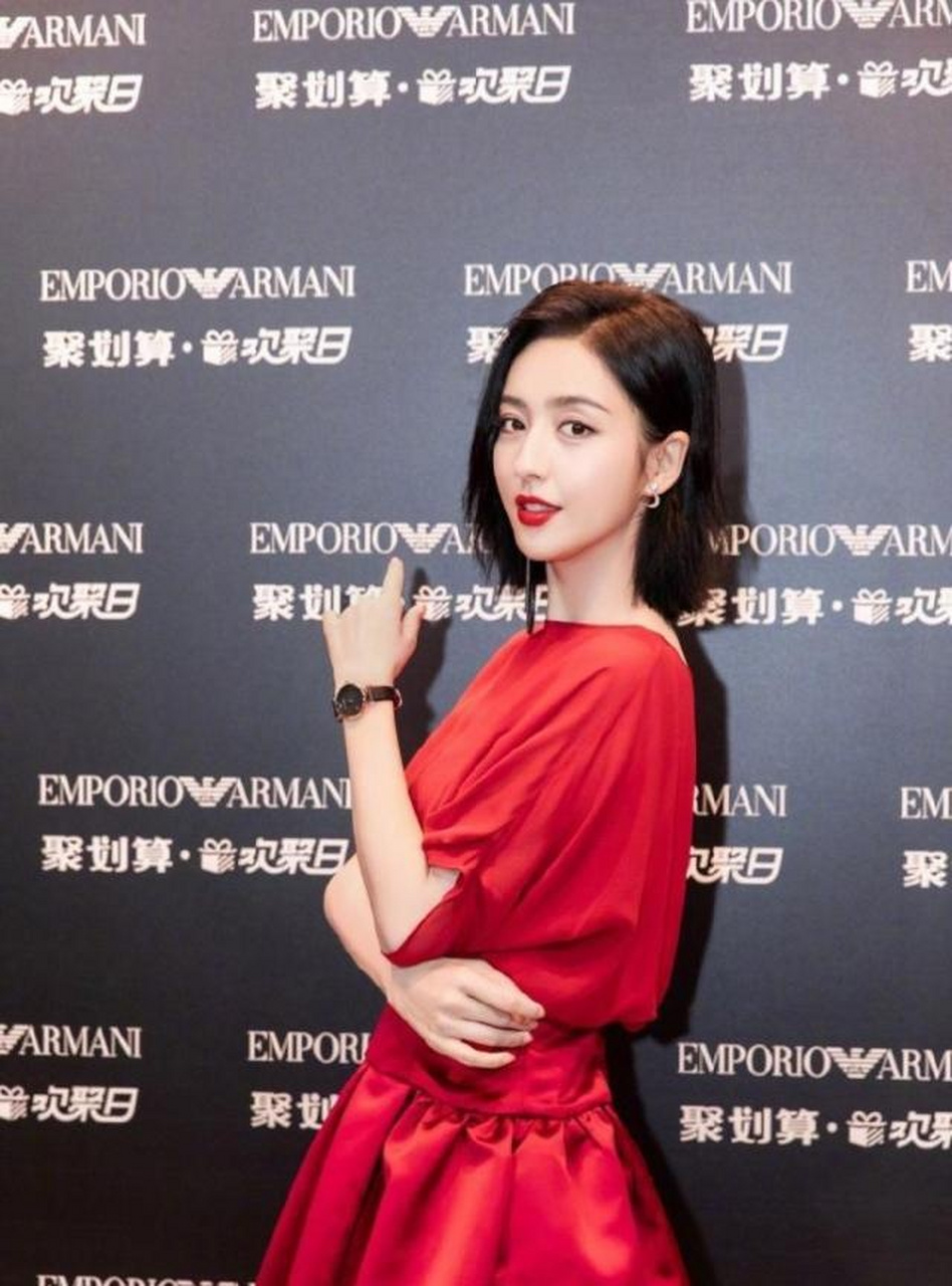 迪丽热巴成为「嘉行天下杨幂工作室」旗下艺人之后,被杨幂一手捧红